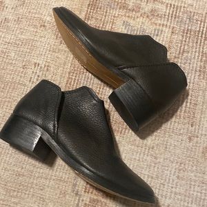 Dolce Vita – Kaeleen Banded Suede Slip-On Bootie